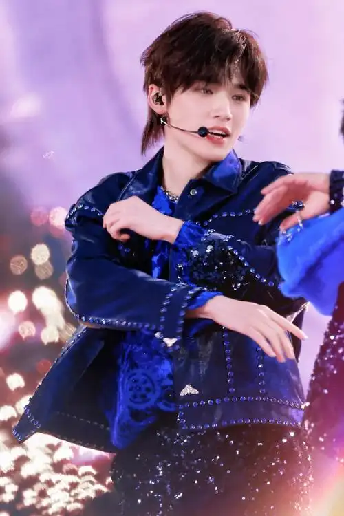 宋亚轩楼间楼演唱会##时代少年团楼间楼演唱会##宋亚轩蓝色烟熏妆