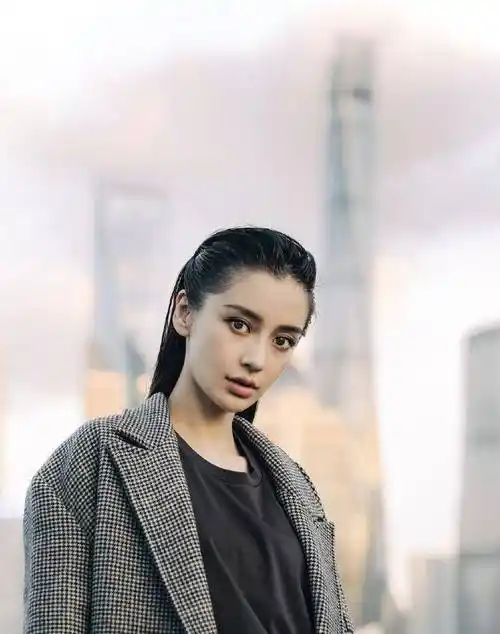 baby同台17岁赵今麦,露脐装配百褶裙,差13岁像同龄人_感觉_吴亦凡