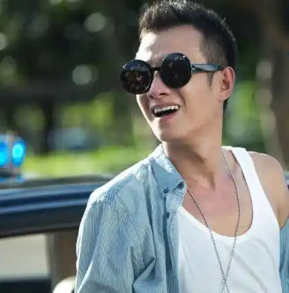 文章剃光头显沧桑疲惫被偷拍发脾气 向路人摔手机