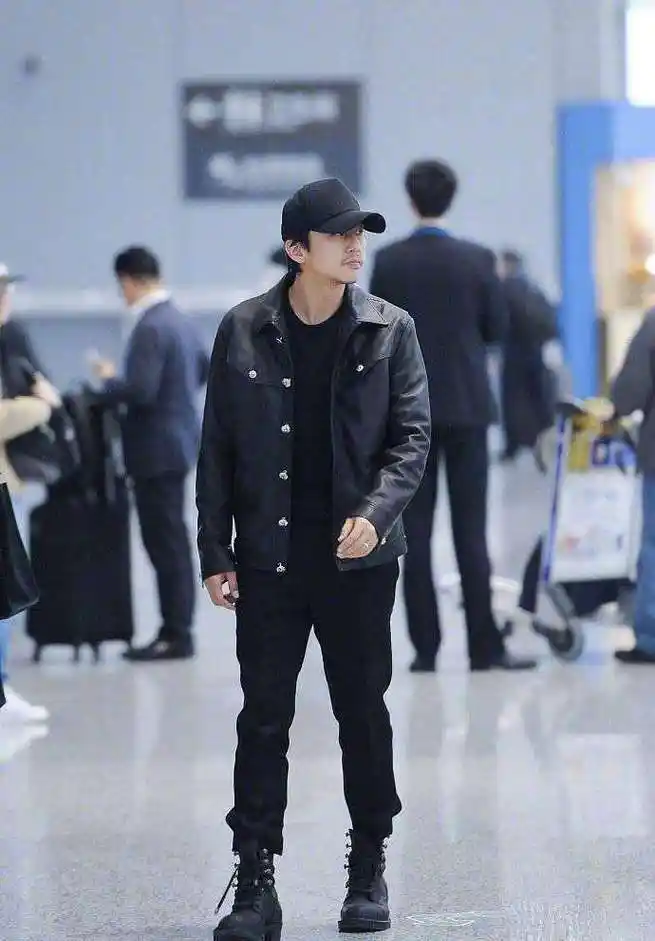 邓超孙俪双双入围金马奖,情侣装现身机场,造型超有"特工范"