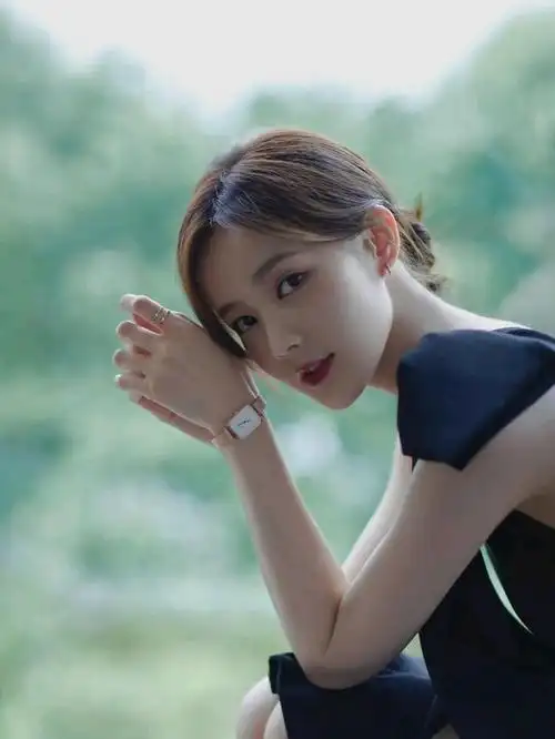 李一桐笑起来真甜,身穿一袭小黑裙,美得像个童话公主