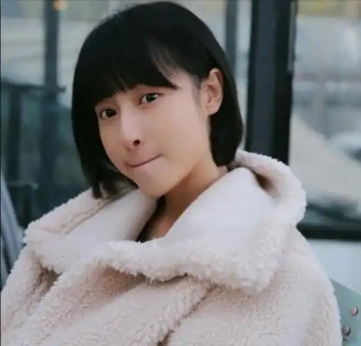 易烊千玺女朋友吻照是易烊千玺的忠实粉丝