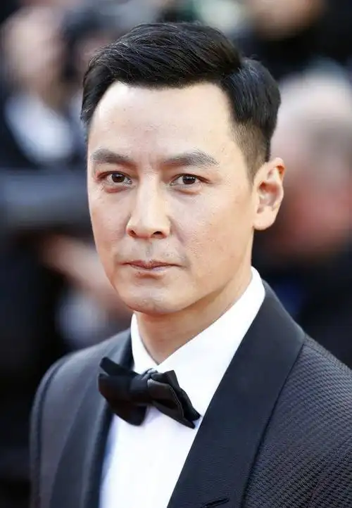 44岁宇宙级男神,吴彦祖一身黑西装帅爆戛纳红毯,一个转身太撩人