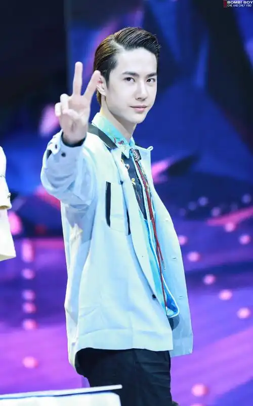 160331天天向上录制uniq王一博crlogo