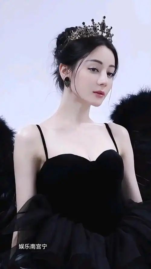 迪丽热巴优雅高贵的黑天鹅,简直美翻了,让人移不开视线