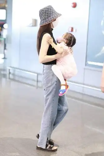 颖儿化身袋鼠妈妈把女儿抱怀中小月亮扎藕节辫穿粉裙甜美似公主