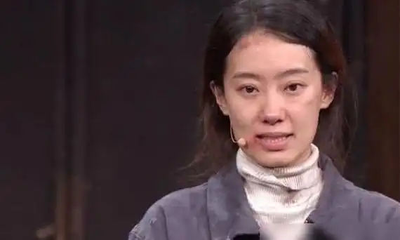 张小斐给李焕英扫墓被偶遇贾玲姐姐亲自接送这种友谊太羡慕