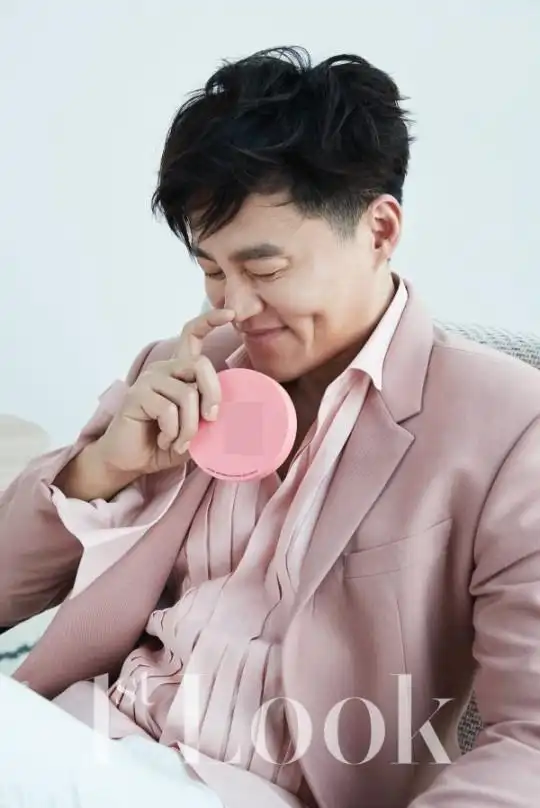 组图:韩男星李瑞镇拍时尚写真 一笑脸颊酒窝深