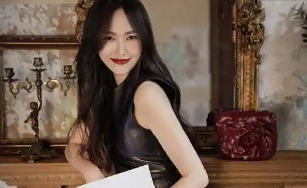 36岁唐嫣亮相活动,脚面水肿坚持穿10cm高跟鞋,冷白皮惊艳_作品_演艺圈