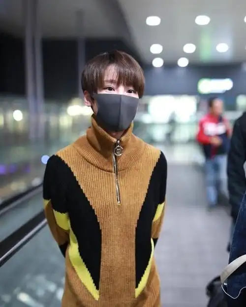 谢楠现身机场身材太纤细穿毛衣撑不起来瘦成纸片让人心疼
