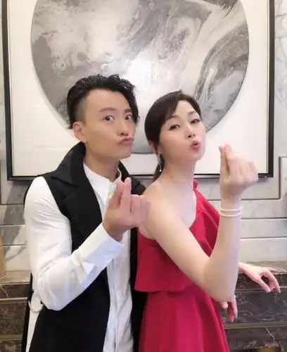 原创马小玲万绮雯复工拍戏无修图依然神颜与老公恩爱20年