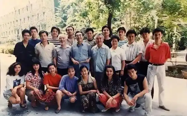 演员何冰为何结婚几十年0绯闻看看妻子是谁就知道了