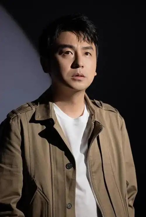 雷佳音正在餐厅吃饭,坐在他身边的好友拿出一份报纸,上面是胡歌的照片