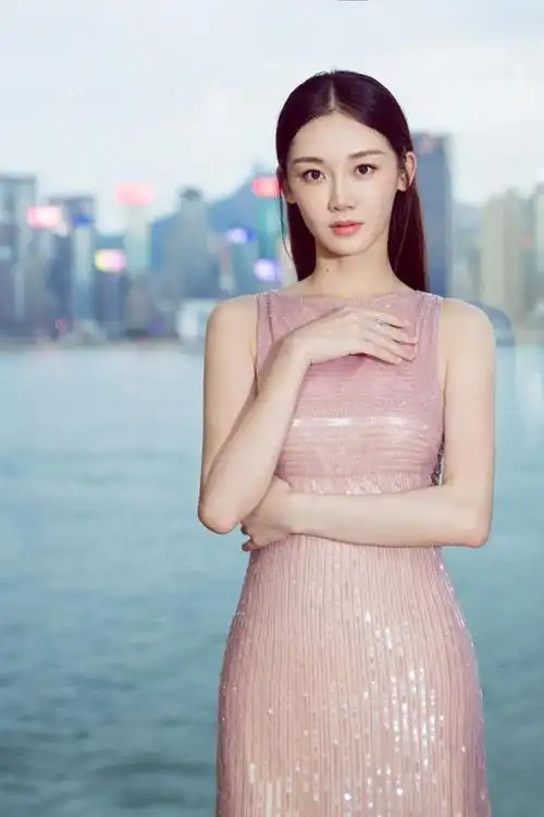 苗苗生娃后身材变得更"饱满",一袭粉色连衣裙亮相,露背太吸睛|抹胸|连