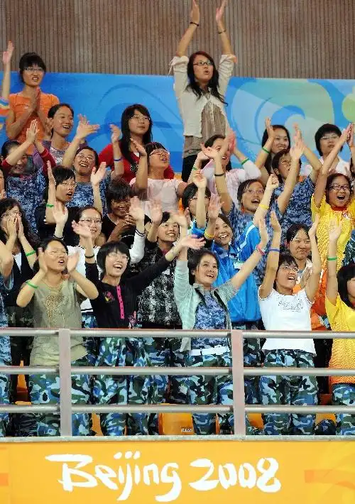 图文:盲人门球女子赛中国胜美国 观众鼓掌欢呼