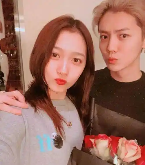 鹿晗穿情侣衣认爱关晓彤感情好就是有默契别人轻易羡慕不来