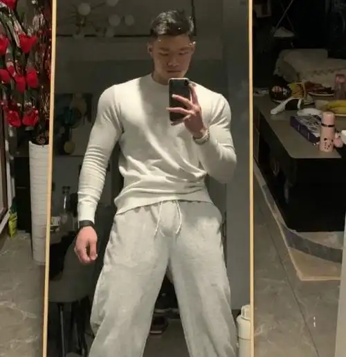 东北肌肉男,在家玩儿自拍,好身材就是这么给力|腹肌|肱二头肌|背阔肌