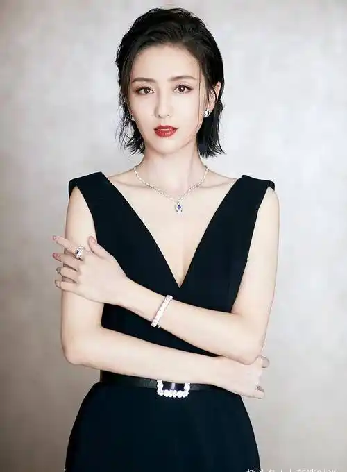 佟丽娅也变得这么奔放了?时尚裙勒得这么紧还要穿,身材比例绝了