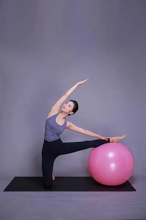 瑜伽人物动作瑜伽球姿势参考精修摄影图