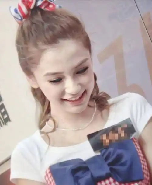 有种整容叫20岁的杨颖五官精致神似洋娃娃相信她是混血了