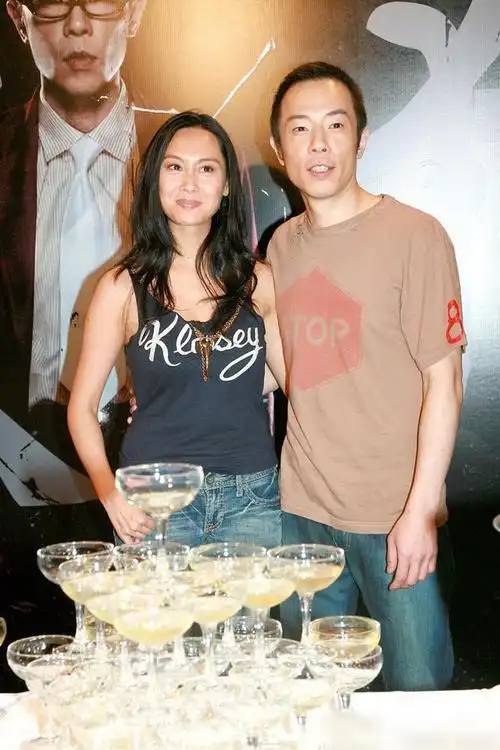 黄贯中57岁生日朱茵晒两人合影并为黄贯中送上祝福