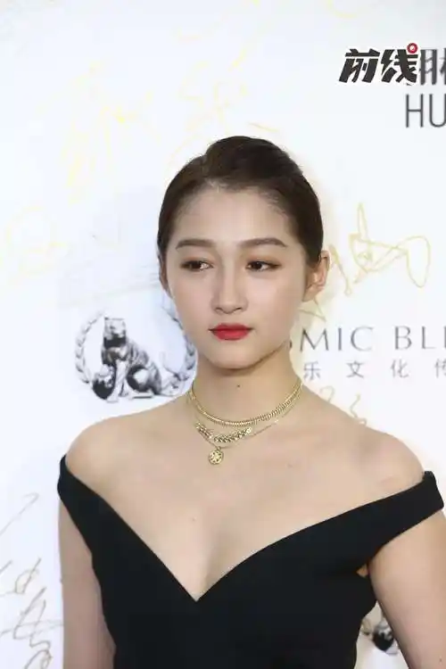 前线关晓彤大开肩深v亮相公益活动