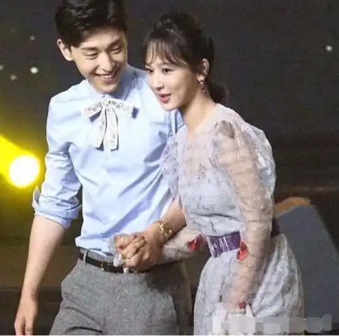 杨紫去邓伦火锅店吃饭,吃完去买单时,看到多少钱真傻眼了