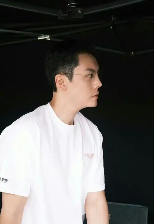 发现陈伟霆真的简简单单的白t都好帅!