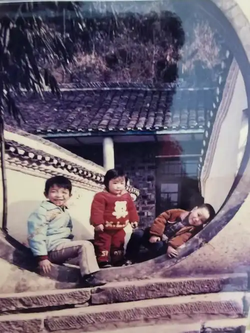 兄妹俩小时候的照片