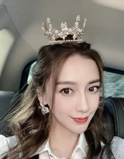 angelababy晒樱花自拍