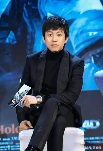 邓超深夜晒帅气侧颜自拍照,困惑自己的高鼻梁挡视线引各种调侃