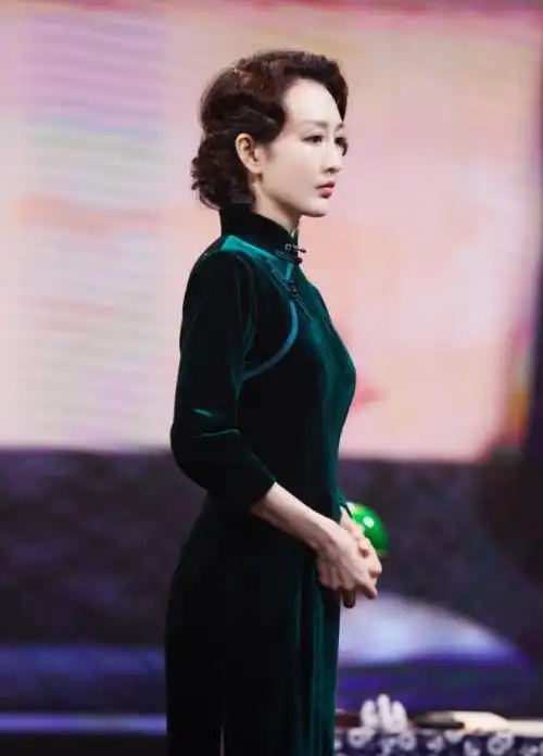 王鸥穿绿旗袍秀曲线盘起头发端庄典雅