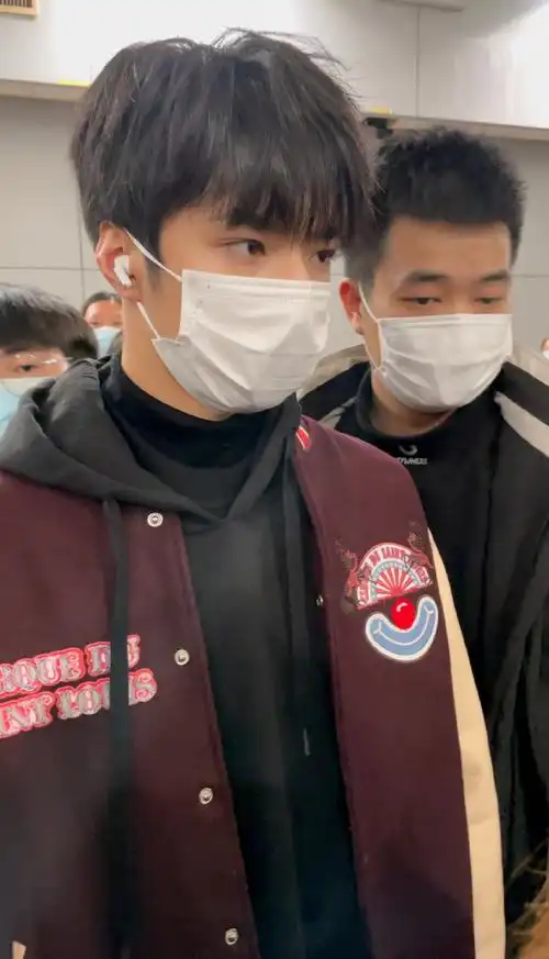 刘耀文#生截一下早期的耀文机场tt,鼻梁高眼睛大,特别漂亮的小孩06