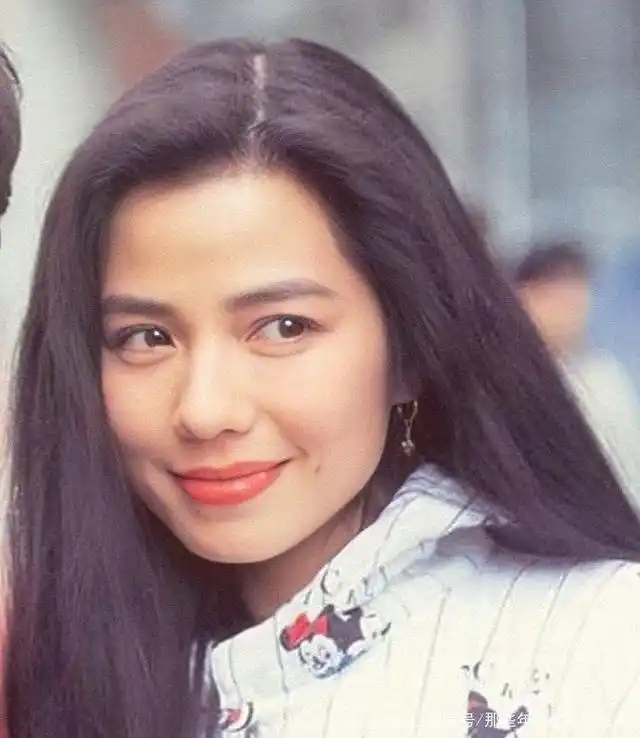 二,钟楚红:巅峰时为爱隐退,丈夫去世守寡十几年