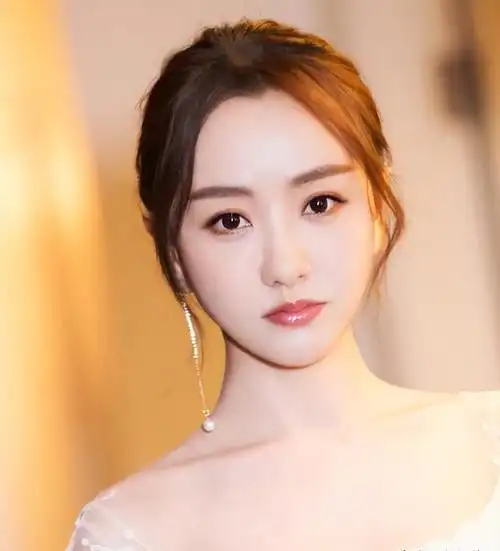 谈及杨蓉与温峥嵘,在观众心中,或许会浮现这样的画面:一位洋溢着青春