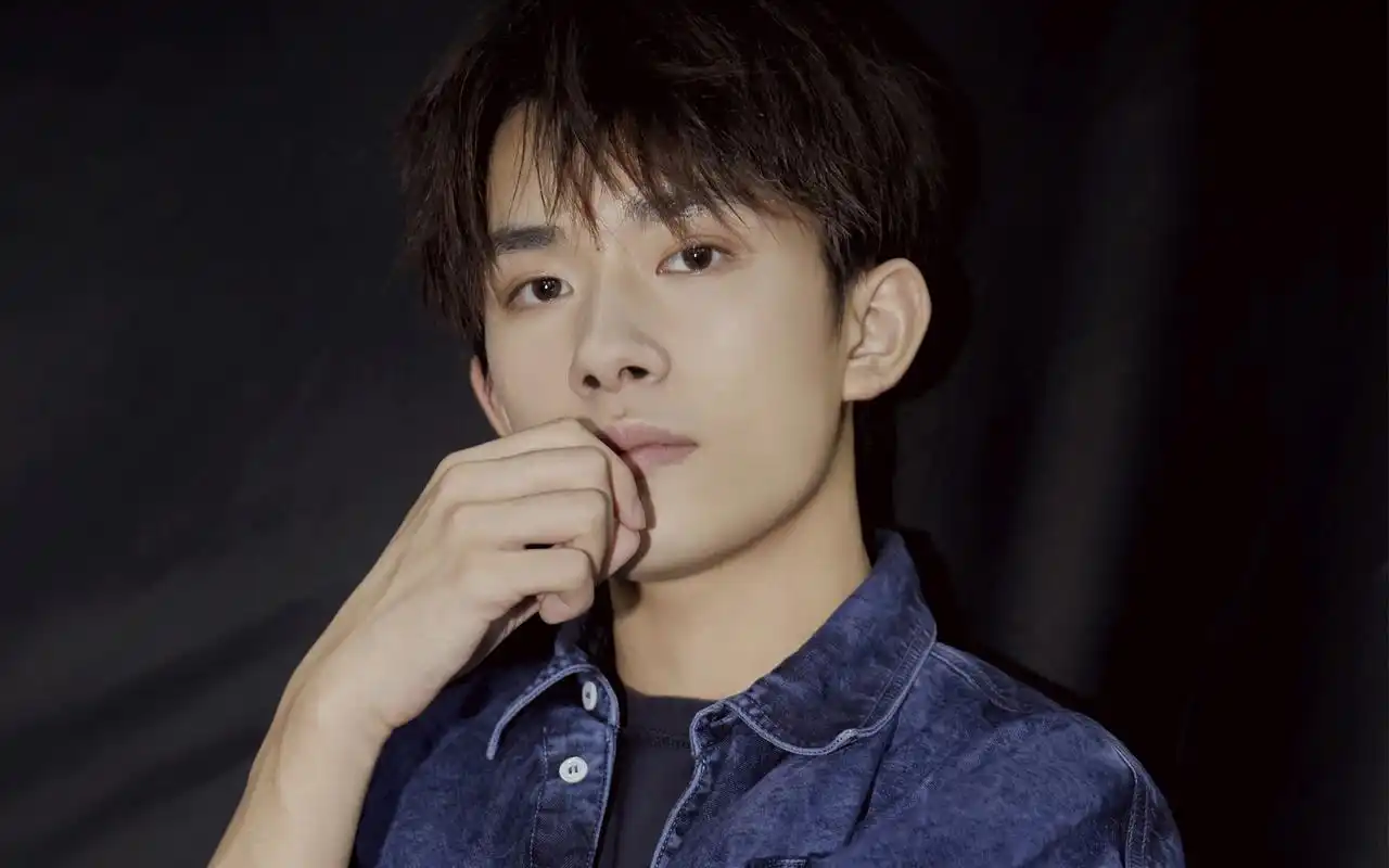 易烊千玺时尚休闲写真图片壁纸