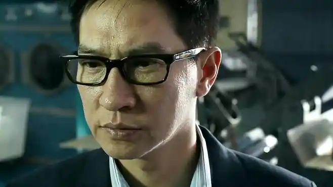 线人:谢霆锋抽烟这幕痞帅痞帅的,还是香港的男明星有味道