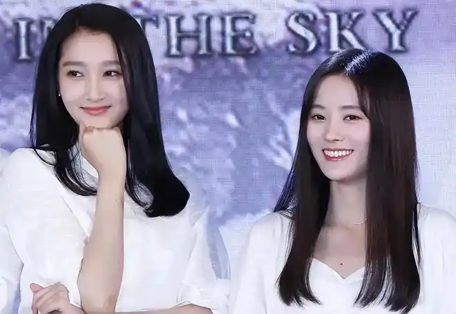 关晓彤与鞠婧祎同框虽然都是90后但发育真不一样脸蛋都挺小