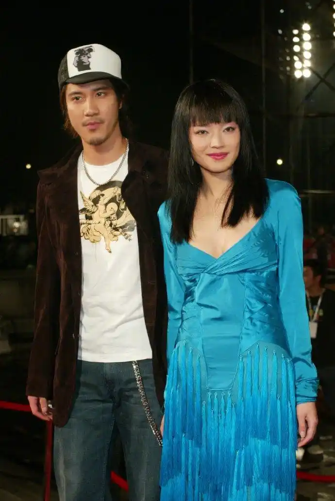 2004年,王力宏与舒淇亮相第15届金曲奖红毯,当年凭借专辑《不可思议》