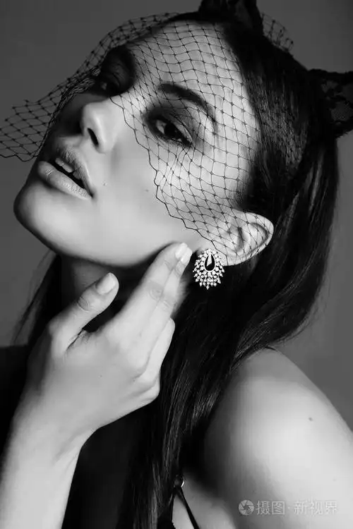 戴着面纱的美女