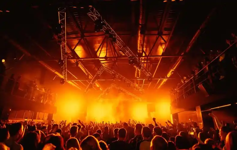 热烈的演唱会舞台人群高清图片