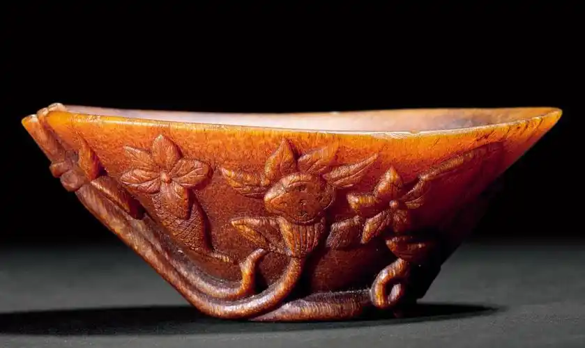 1389 明 犀角花卉纹小杯