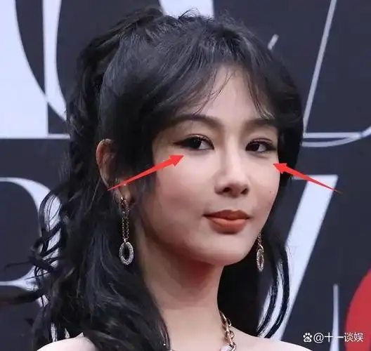 杨紫最新写真翻车,工作室修图不修镜子,背影壮实遭吐槽