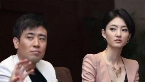 王丽坤与新男友牵手逛街共度春宵互动颇亲密