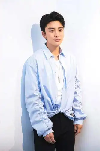 贾乃亮剃平头酷似谢霆锋 表情严肃颇为疲惫