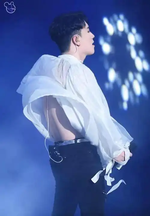 最新胜利露肉照六块腹肌变一块