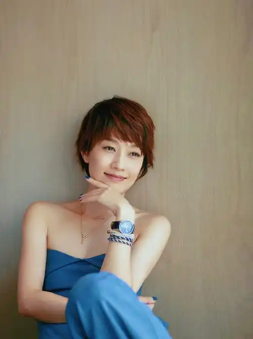 马伊琍蓝色抹胸装笑容灿烂率性写真图片,马伊琍图片-第5图