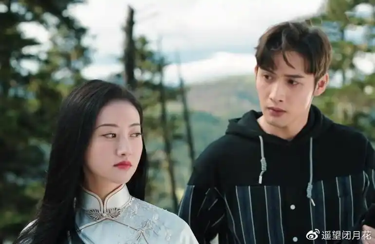 景甜新剧《司藤》首播,变"外星人"大杀四方,一集换一套旗袍