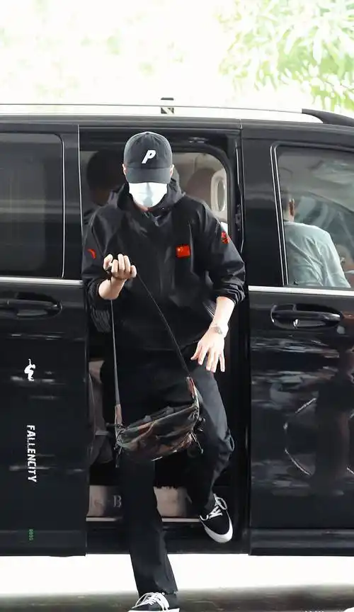 王一博《中国维和警察》正式杀青,由南宁—>北京机场街拍造型:67