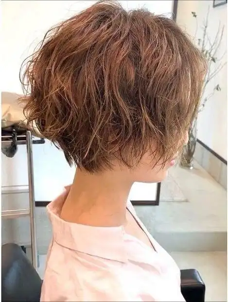 女士短发不论怎么剪最百变时尚还是纹理烫蓬松自然不夸张